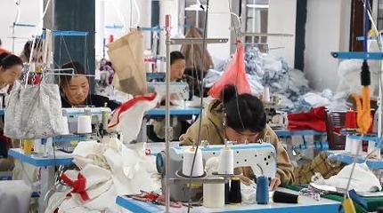 曹县某服装企业生产车间,工人正在赶制汉服。(视频截图)